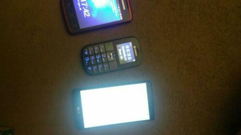 3 mobiele telefoons van de merken Vodafone, Samsung en LG