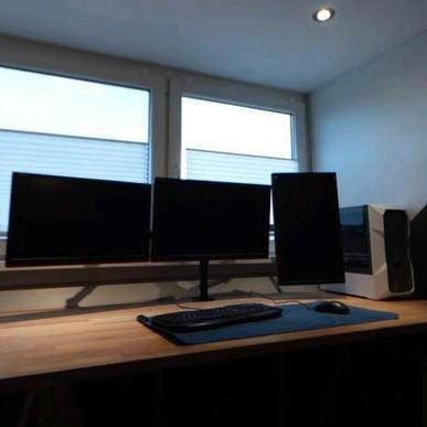 3 monitoren setup met monitor arm