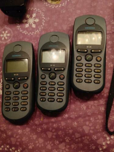 3 oude mobiele telefoons.