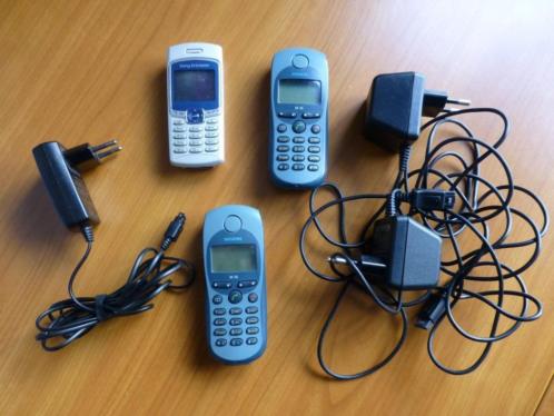 3 oude telefoons, 2x siemens, 1x sony eriksson (defect)