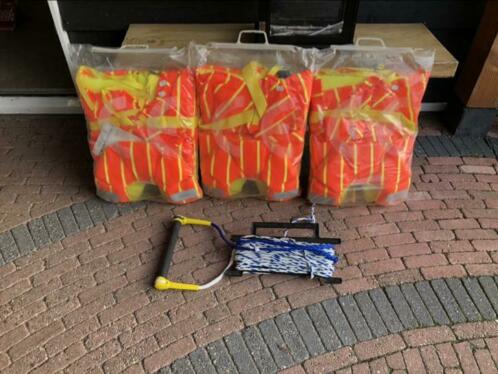 3 reddingsvesten en waterski touw met handvat