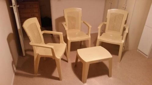 3 stoelen en 1 tafeltje 