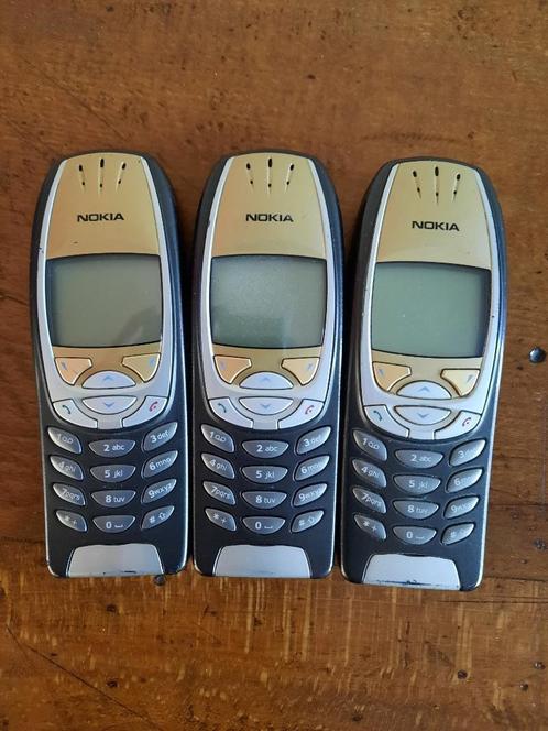 3 stuks Nokia 6310i telefoons  laders en extra batterij