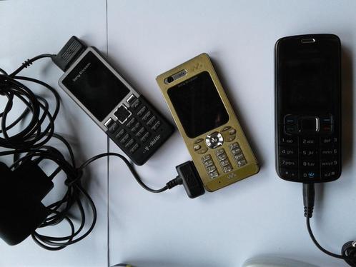 3 telefoons Sony Ericsson walkman goud 