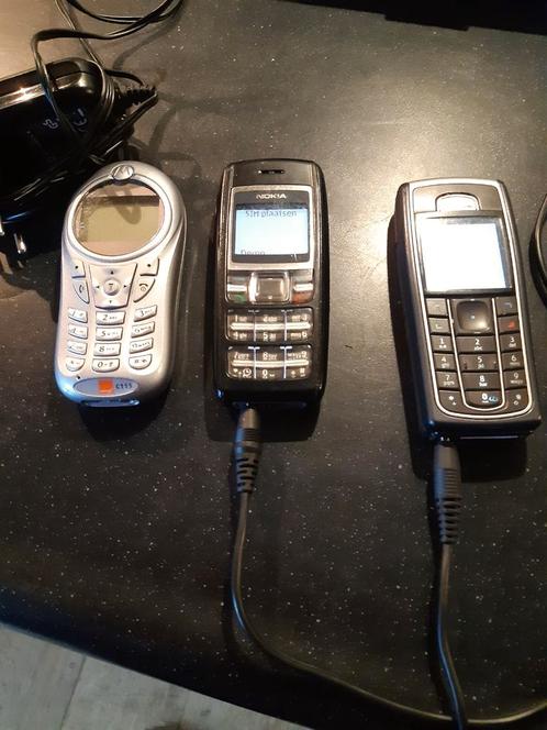 3 werkende mobieltjes met opladers