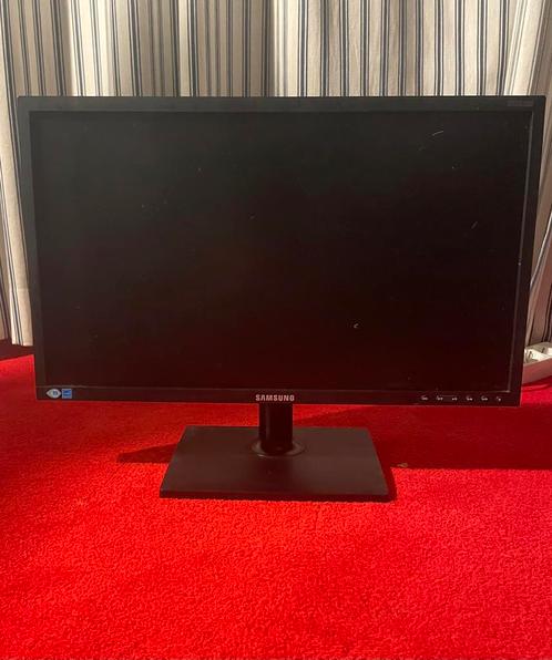 3 x Samsung S22C200B 22 inch monitor