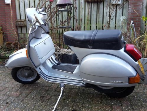 36 jaar oude Vespa Sprint P150X met kenteken