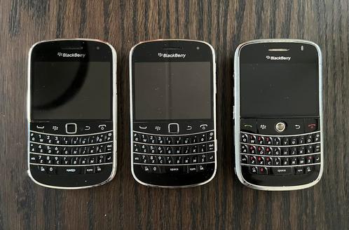 3x Oud model Blackberry telefoon, laders, oortjes etc.