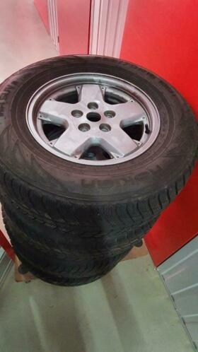 4 Jeep Cherokee KJ velgen met Nokian winterbanden