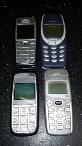 4 mobiele telefoons 2 zijn nokia 