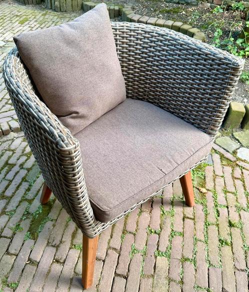 4 TUINSTOELEN MET KUSSENS EN TAFEL