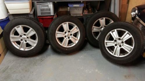 4 winterbanden op originele Nissan velg