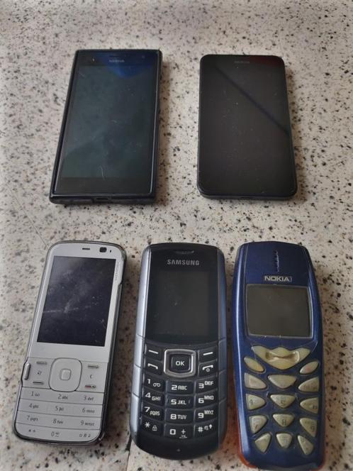 4 x mobile Telefoons Nokia  1 x Samsung Telefoon
