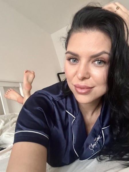 Kira queen's escort girl massage 