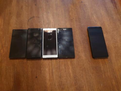 4x sony 1x Samsung mobiele telefoons