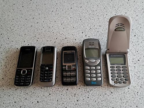 5 mobiele telefoons compleet met opladers te koop