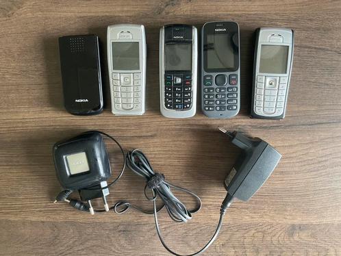 5 Nokia telefoons en 2 opladers (KWF)