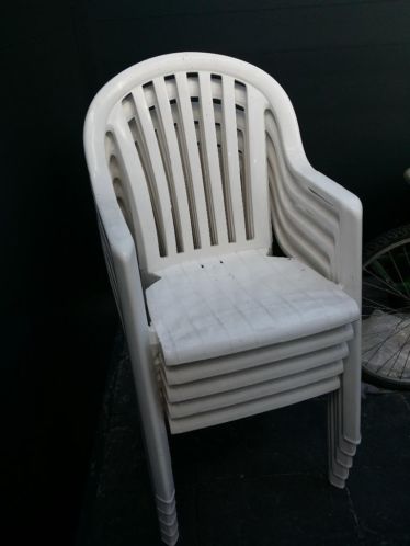 5 witte handige stapelstoelen Grosfillex met kussens