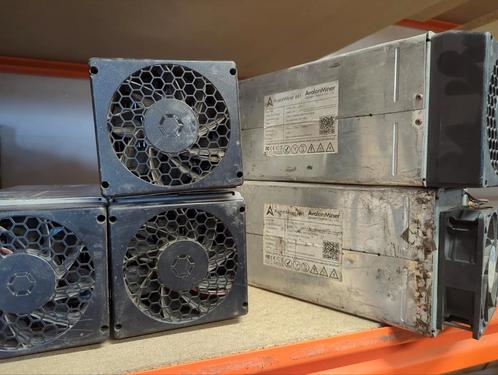 5x Avalon 841 13THs miners net als Antminer S9