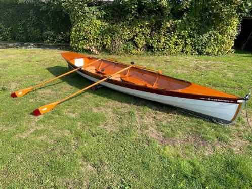 6 meter lange houten 2 persoons roeiboot met roeiriemen