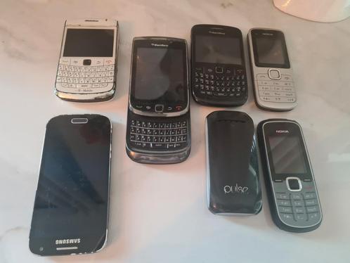 6 oude telefoons nokia blackberry en pulse geen laders