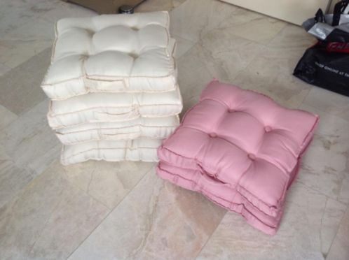 6 tuinkussens 40 x 40 cm. 2 roze en 4 cremewitte