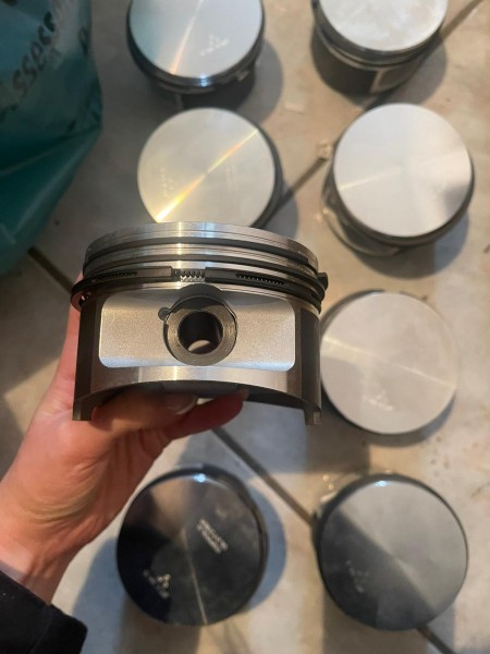 Pistons for engine Maserati Indy 4.7