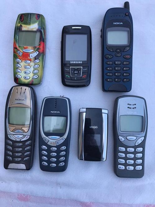 7 mobiele telefoons zonder accus en laders.
