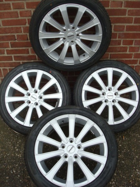 17 inch Momo velgen en banden steek 5x108