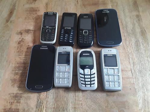 8 oude mobiel telefoons Ik weet niet of ze het doen