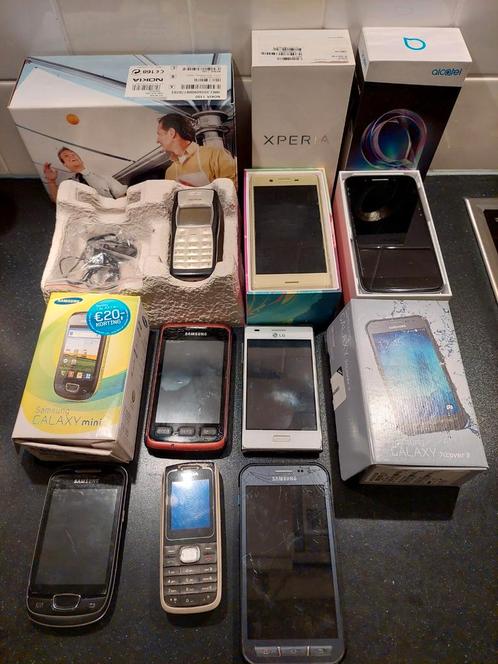 8 oude mobiele telefoons Samsung, Nokia, LG, Alcatel