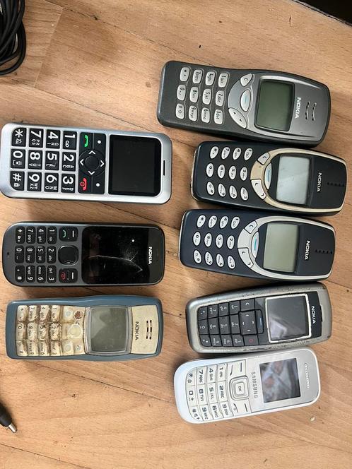 8 oude telefoons Nokia