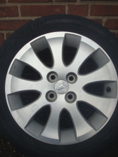 15”inch Daihatsu lichtmetalen velgen met Banden 4x100