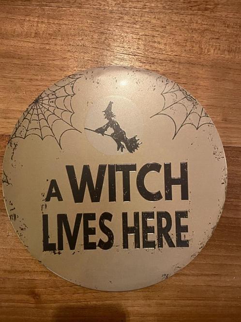 A Witch Lives Here metalen wandbord (30 cm rond)