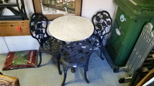Aangeboden ijzeren tafel met stoelen 