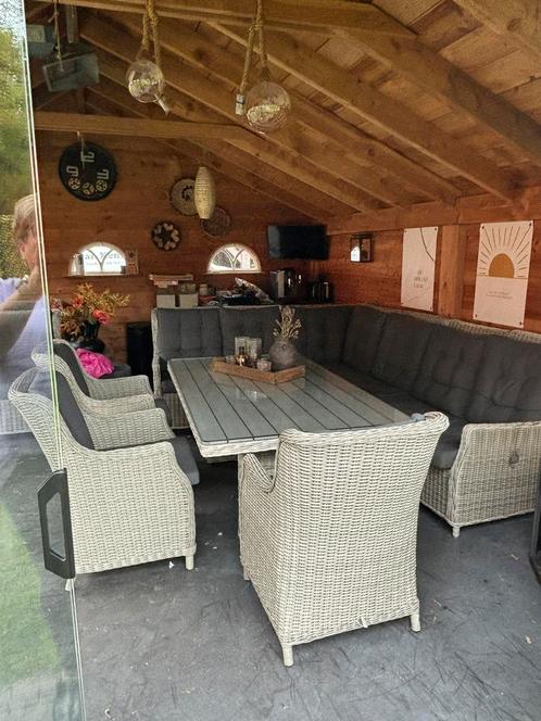 Aangeboden Loungebank met tafel en 3 stoelen