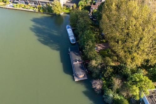 Aangeboden Luxe watervilla en unieke ligplaats in Midden Ne