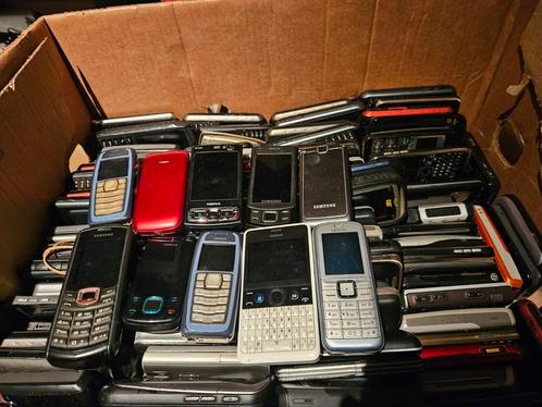 AANGEBODEN PARTIJ VAN 200 STUKS MIX TELEFOONS