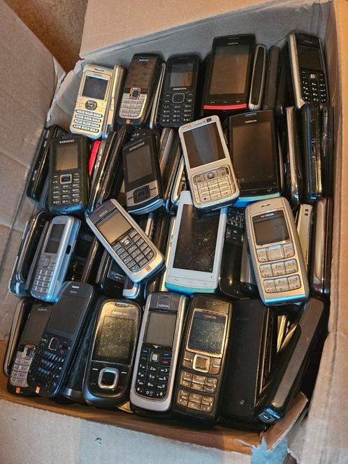 AANGEBODEN PARTIJ VAN 500 STUKS MIX TELEFOONS