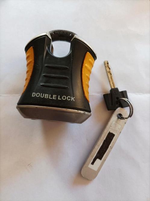 Aanhanger of container Doublelock slot met sleutel.