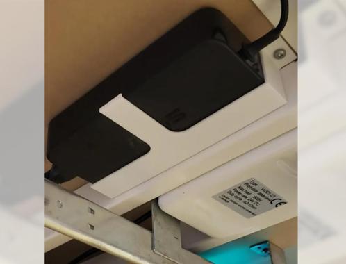 AC-adapterhouder voor onder het bureau voor laptops