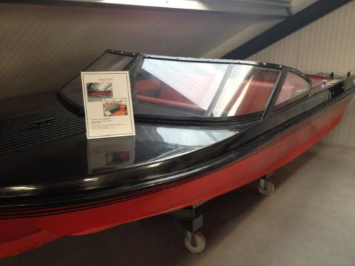 Accelerate Nemo 300 Suzuki 8 PK 4 T. en Speedboot met 50 PK 