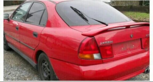 Achterklep met raam en spoiler Mitsubishi Carisma.