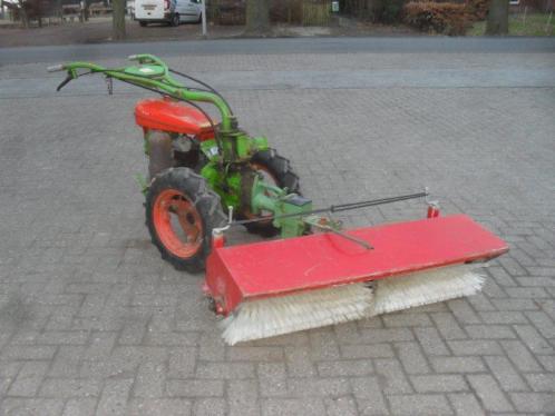 Agria 2-wielige traktor met rolbezem en sneeuwschuif