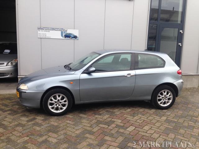 Alfa Romeo 147 1.6 ts Vel.Ediz.Lim. leer navigatie ecc lm-velgen elek-pakket luxe uitvoering apk 19-10-2015 