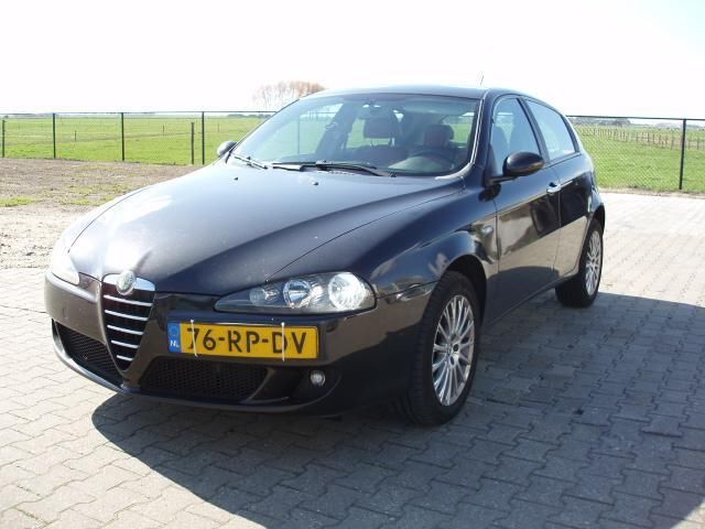 Alfa Romeo 147 1.9 JTD 8V Distinctive, rood leer, 5 drs.