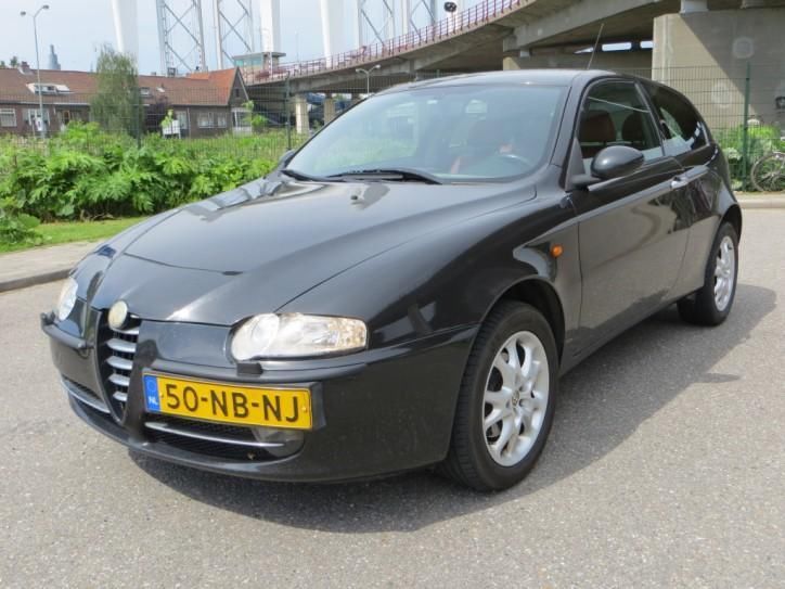 Alfa Romeo 147 1.9 JTD Edizione Limitata LUXE  NIEUWE APK 