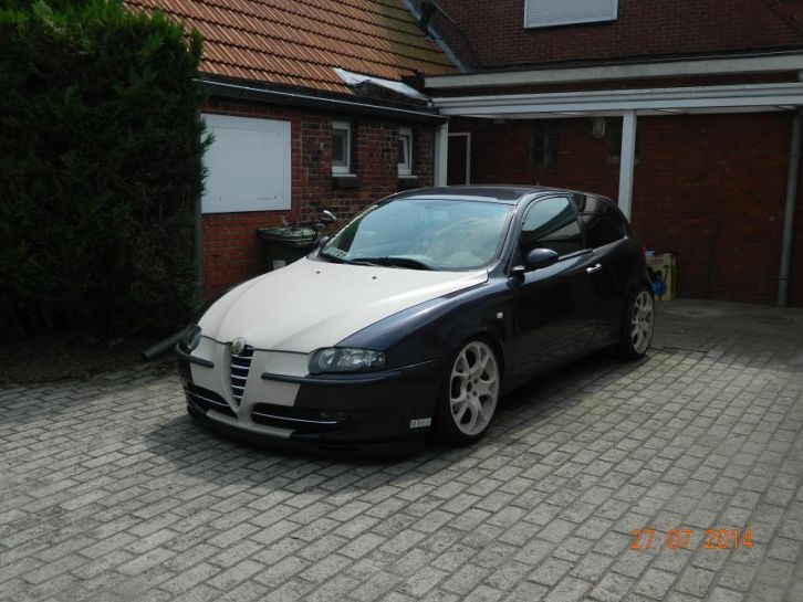 Alfa Romeo 147 blauwwit verlaagd 18 inch RH velgen