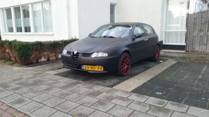 Alfa Romeo 147 mat zwart 