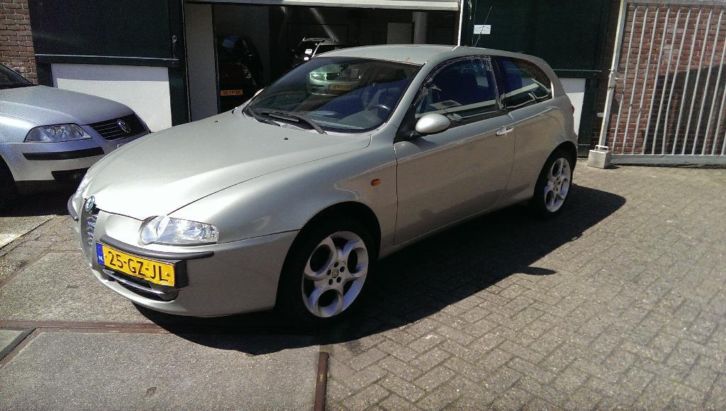 Alfa Romeo Alfa-147 2.0 T.spark 16V Selespeed 3DR 2001 Grijs